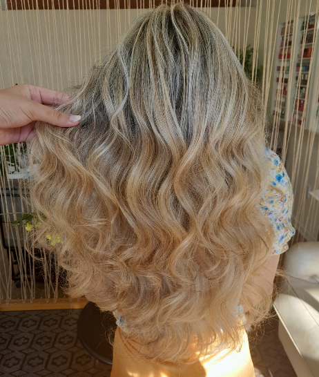 Morena iluminada em tons caramelo com movimento natural