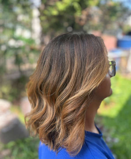 Cabelo castanho iluminado com reflexos dourados